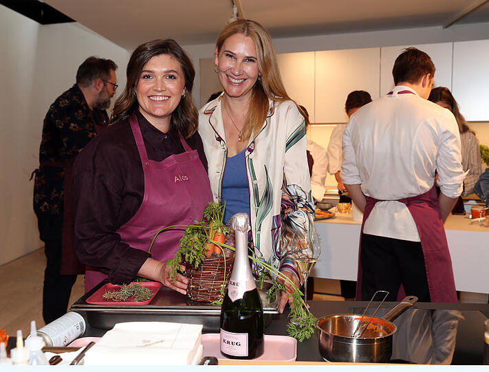 Sunny Randlkofer (r.) freut sich über die neue Champagner-Botschafterin Rosina Ostler im Hause Dallmayr.