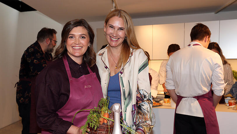 Sunny Randlkofer (r.) freut sich über die neue Champagner-Botschafterin Rosina Ostler im Hause Dallmayr. Sunny Randlkofer (r.) freut sich über die neue Champagner-Botschafterin Rosina Ostler im Hause Dallmayr.
