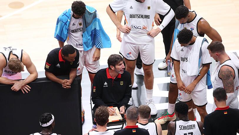 Bundestrainer Alex Mumbru ist zurück - und Deutschlands Basketballer siegen auch für ihn.