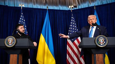 Selenskyj zeigte sich bei Pressekonferenz mit Trump sichtlich erstaunt.