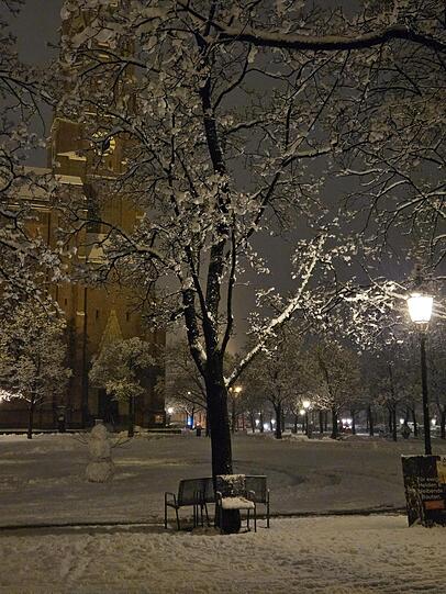 Ein Schneemann steht auf dem eingeschneiten Mariahilfplatz in der Au.