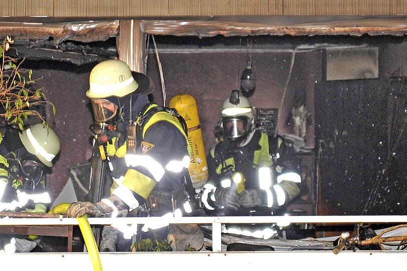 Einsatz auf dem Balkon: Feuerwehrler mit Atemschutzausrüstung.