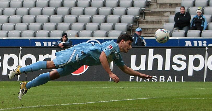 Mit dem Kopf voraus - Kevin Volland im Einsatz.