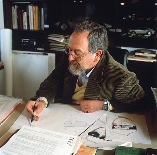 Er entwarf Anfang der 1960er Jahre den legendären Porsche 911, der zu einem der erfolgreichsten Sportwagen der Automobilgeschichte wurde. Am Donnerstag, den 05.04.2012, ist er im Alter von 76 Jahren in Salzburg gestorben: Autodesigner Ferdinand Alexander Porsche. Das teilte die Porsche AG in Stuttgart mit.