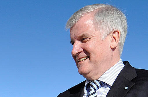 Hat gut Lachen: Seehofer hat in seinem Wahlkreis hundert Prozent der Stimmen bekommen.