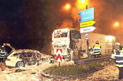 An einer Kreuzung prallte das Taxi in einen liegen gebliebenen Reisebus und fing Feuer.