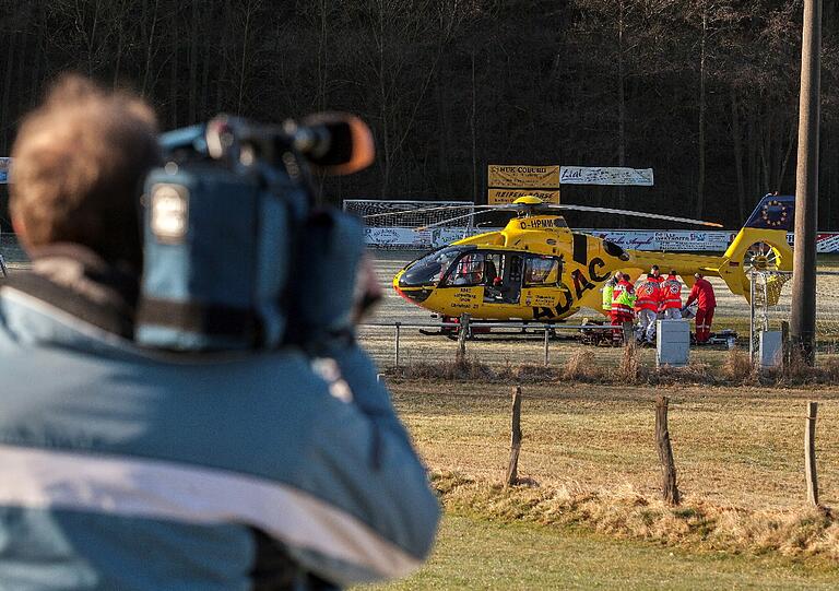 Die 40-jaehrige Freundin wurde mit schweren Kopfverletzungen von einem Rettungshubschrauber in ein Krankenhaus nach Siegen gebracht
