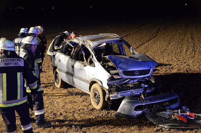 Beim Überholen kommt ein Zafira von der Fahrbahn ab und überschlägt sich mehrmals. Der Fahrer und seine beiden Kinder (6 und 12) werden mittelschwer verletzt.