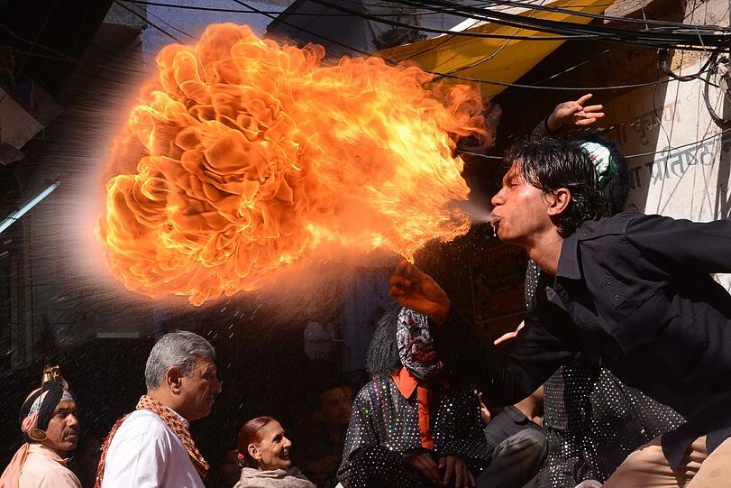Ein Mann zeigt während einer Prozession in Amritsar eine feurige Performance.