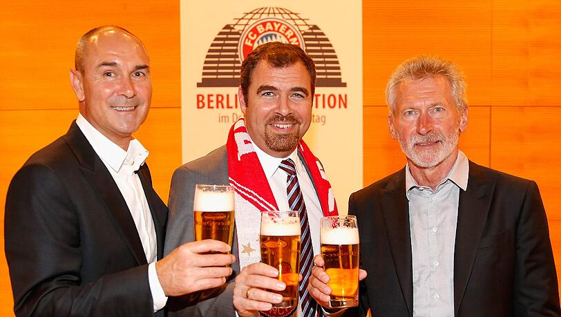 Der FC Bayern darf ab sofort die "Berliner Fraktion" des Bundestags zu seinen Fanklubs zählen. Der FC Bayern darf ab sofort die "Berliner Fraktion" des Bundestags zu seinen Fanklubs zählen.
