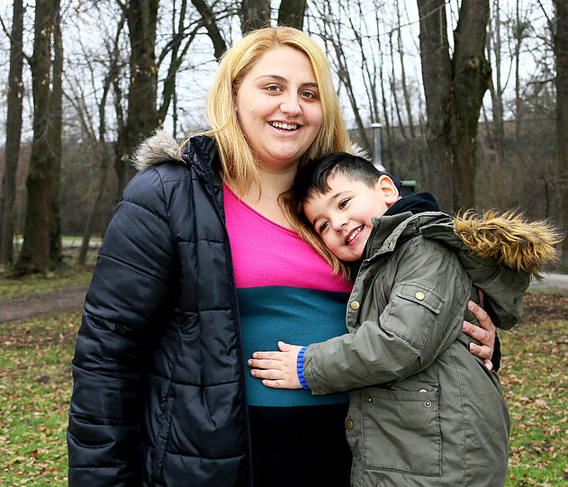 Alessandro kuschelt sich an seine hochschwangere Mama: Die 24-Jährige ist obdachlos, bekommt in wenigen Tagen ihr zweites Kind und sucht dringend eine Wohnung.