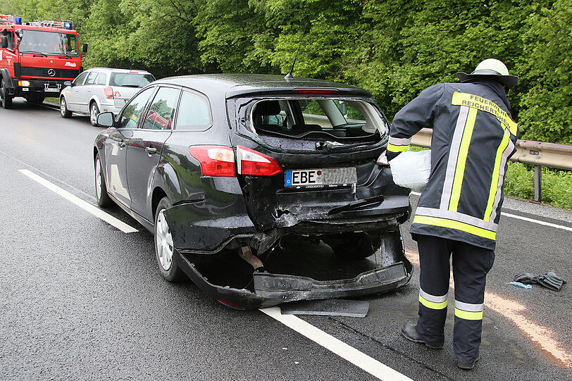 Auf der B12 Reichertsheimer Berg kam es am Donnerstagmittag zu einem Auffahrunfall mit drei Fahrzeugen.