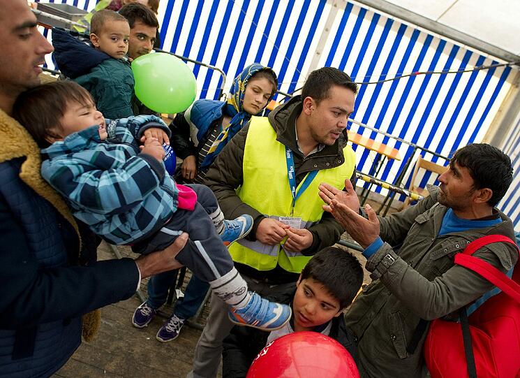 Erstversorgung von Flüchtlingen am Hauptbahnhof in München. Ab Dezember schafft der Bund 10 000 zusätzliche Plätze im Bundesfreiwilligendienst mit Flüchtlingsbezug.
