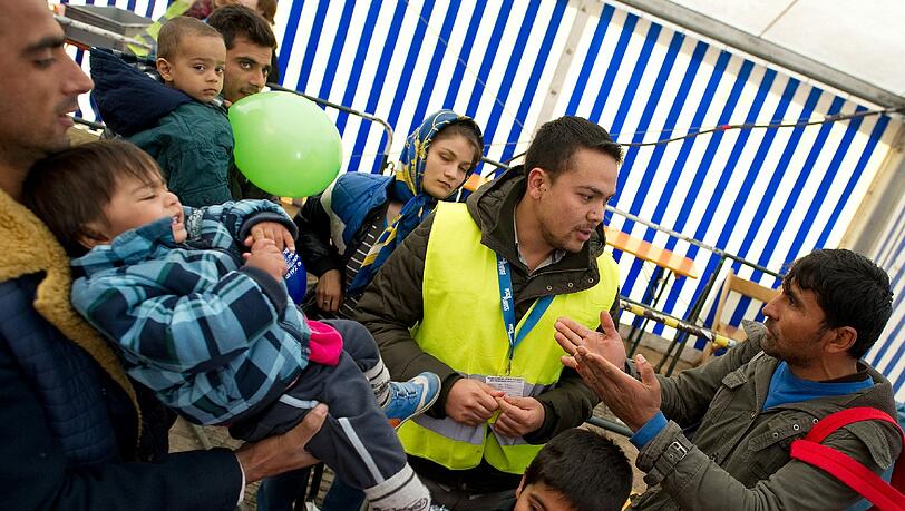 Erstversorgung von Flüchtlingen am Hauptbahnhof in München. Ab Dezember schafft der Bund 10 000 zusätzliche Plätze im Bundesfreiwilligendienst mit Flüchtlingsbezug. Erstversorgung von Flüchtlingen am Hauptbahnhof in München. Ab Dezember schafft der Bund 10 000 zusätzliche Plätze im Bundesfreiwilligendienst mit Flüchtlingsbezug.
