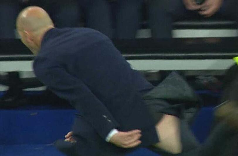 Intensiv feierte Real-Trainer Zinedine Zidane das dritte Tor von Cristiano Ronaldo, doch dabei machte seine Hose schlapp.