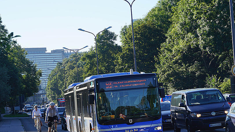 Verkehrskollaps in München: auch die Busse schleichen mit Verkehrskollaps in München: auch die Busse schleichen mit