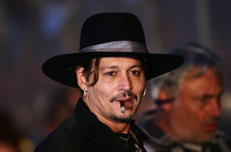 Johnny Depp packte im Juni 2018 aus, wie hart ihn die Scheidung von Amber Heard getroffen hat. Er habe schon morgens Wodka getrunken und mehr als 30.000 Euro für Wein ausgegeben - pro Monat. Jetzt ist er pleite.