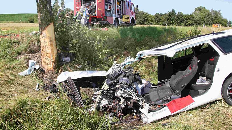 Der 36-jährige Skoda-Fahrer kam aus noch ungeklärter Ursache mit hoher Geschwindigkeit nach rechts von der Fahrbahn ab und kollidierte mit einem Baum.
