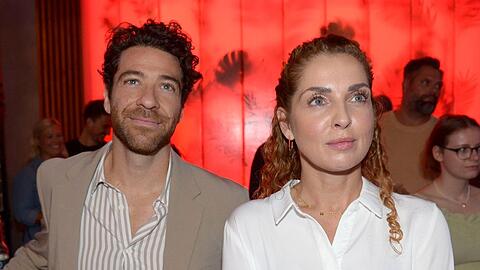 "GZSZ": Nina und Carlos feiern beim Konzert im Mauerwerk.