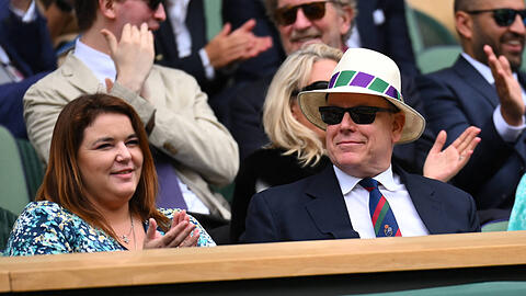 Fürst Albert besucht Wimbledon ohne Ehefrau Charlène. Dafür leistet ihm eine andere junge Frau Gesellschaft.