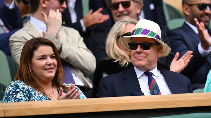 Fürst Albert besucht Wimbledon ohne Ehefrau Charlène. Dafür leistet ihm eine andere junge Frau Gesellschaft.