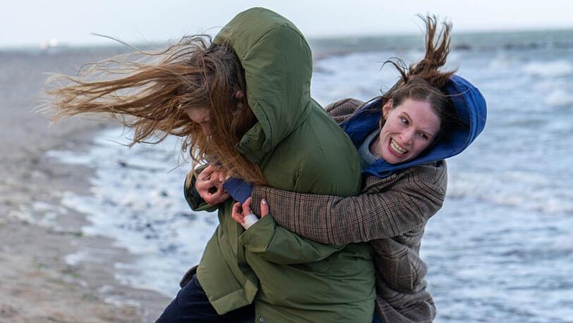 "Die Toten am Meer - Tod an der Klippe": Kommissarin Ria Larsen (Marlene Tanczik, r.) überwältigt Marina Johansson (Sina Martens). "Die Toten am Meer - Tod an der Klippe": Kommissarin Ria Larsen (Marlene Tanczik, r.) überwältigt Marina Johansson (Sina Martens).