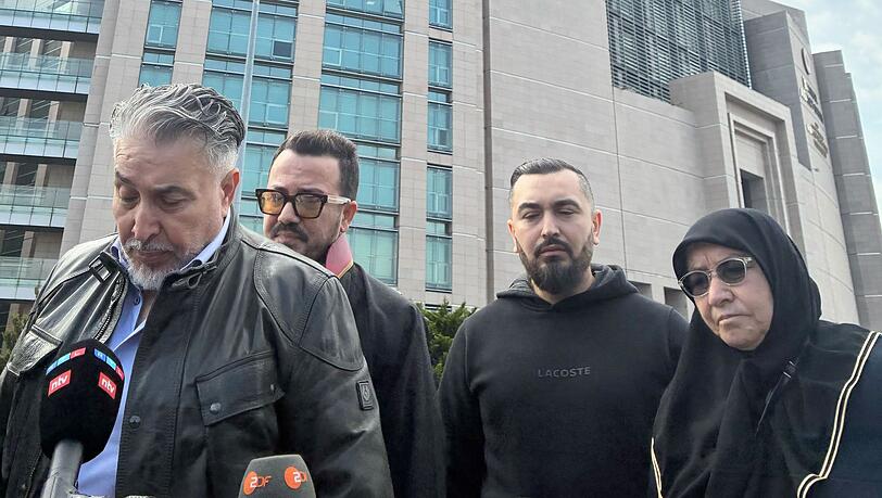 Trauer vor dem Gericht bei den Angehörigen der Hamburger Familie und deren Anwalt. Trauer vor dem Gericht bei den Angehörigen der Hamburger Familie und deren Anwalt.
