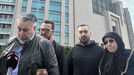 Trauer vor dem Gericht bei den Angeh&ouml;rigen der Hamburger Familie und deren Anwalt.