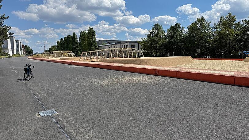 "Bahndeckel" wird dieser Platz beim Westpark genannt, weil darunter Züge fahren. Schatten gibt es hier kaum. Die SPD will deshalb eine Umgestaltung. "Bahndeckel" wird dieser Platz beim Westpark genannt, weil darunter Züge fahren. Schatten gibt es hier kaum. Die SPD will deshalb eine Umgestaltung.