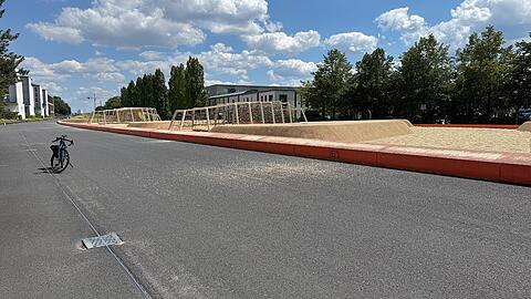 "Bahndeckel" wird dieser Platz beim Westpark genannt, weil darunter Z&uuml;ge fahren. Schatten gibt es hier kaum. Die SPD will deshalb eine Umgestaltung.