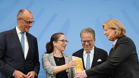 Kanzler Friedrich Merz (CDU, links) und Sozialministerin B&auml;rbel Bas (SPD, rechts) k&uuml;ndigten nach der Entgegennahme der Empfehlungen der Rentenkommission an, diese ohne Abstriche umzusetzen. (Archivbild)