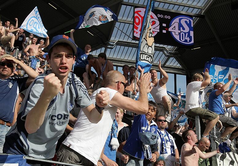 Am Ende jubelten die Schalke-Fans über das 4:2 in Mainz.