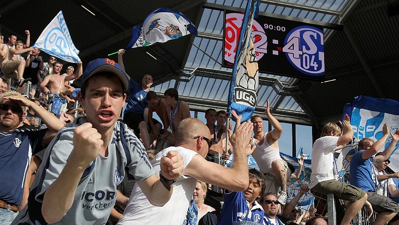 Am Ende jubelten die Schalke-Fans über das 4:2 in Mainz. Am Ende jubelten die Schalke-Fans über das 4:2 in Mainz.
