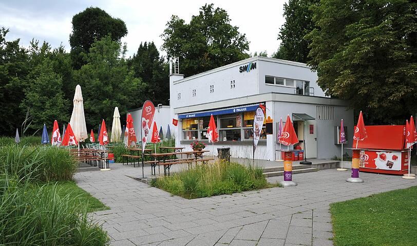 Nur für Bad-Besucher: Der Kiosk im Schyrenbad ist von außen nicht zugänglich. Ob er öffnet, entscheidet Renate Seuß nach Wetterlage.