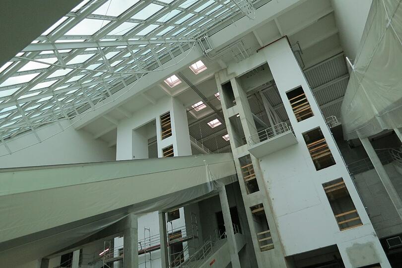 Mit Rolltreppen und Aufzügen kommen die Passagiere aus dem Terminal 2 zum U-Bahnhof.
