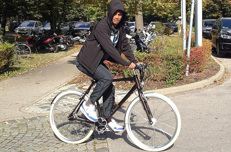 Rubin Okotie auf seinem stylischen Bike.