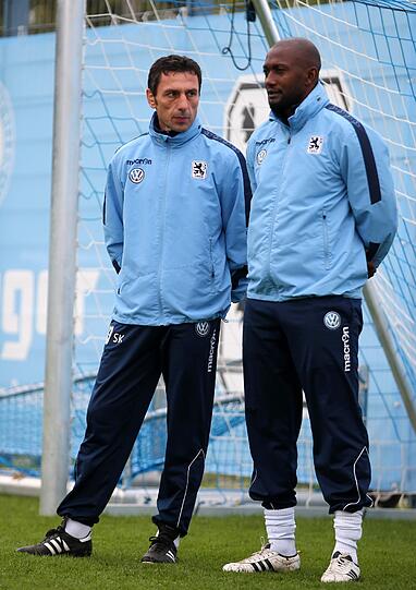 Auch der bisherige Co-Trainer Collin Benjamin, rechte Hand des geschassten Trainers Torsten Fröhling, durfte nach wie vor das Training der Löwen begleiten - und tauschte sich auf dem Platz angeregt mit Kmetsch aus.