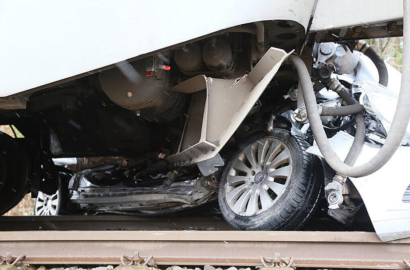 Bilder vom schweren Unfall bei Soyen: An einem unbeschrankten Bahnübergang kollidierte ein Auto mit einem Regionalzug.