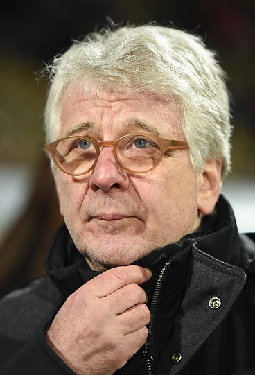 Schlimmer als die geworfenen Becher seien die verbalen Attacken gewesen, sagte er.

Wenige Tage zuvor war er bereits beim Revier-Derby zwischen Dortmund und Schalke 04 bedroht worden. Stadionbesucher hatten an seinem Auto, in dem auch seine Frau saß, gerüttelt und auf das Dach geschlagen. Die Polizei musste eingreifen und dem TV-Journalisten aus der bedrohlichen Situation helfen.
