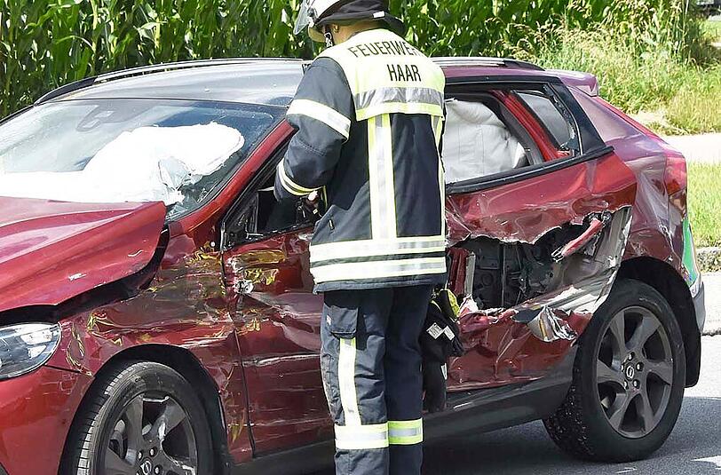 Bilder vom Verkehrsunfall in Haar. Das Auto wurde schwer beschädigt, das Kind auf der Rückbank glücklicherweise nur leicht verletzt.