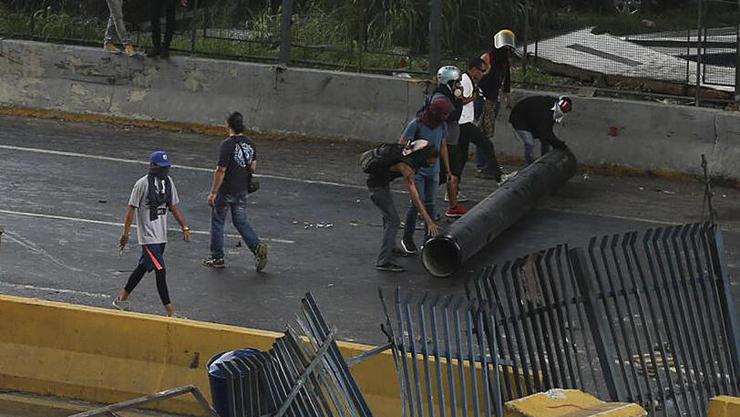 Demonstranten blockieren eine Autobahn. Die Opposition will Maduro mit täglichen Massendemonstrationen zum Einlenken bewegen.