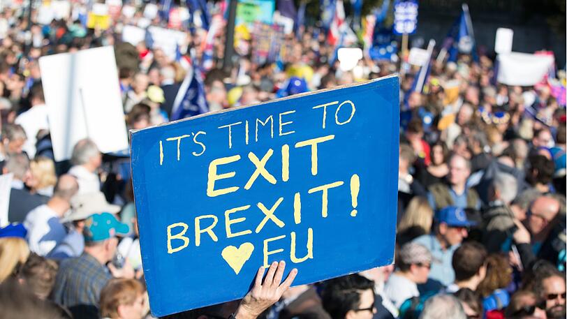 Es ist Zeit für den Brexit-Ausstieg &ndash; unter diesem Motto gehen Hunderttausende in London auf die Straßen.