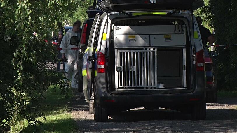 Regierungspräsident Walter Lübcke soll tot auf der Terrasse seines Hauses gefunden worden sein. Polizisten durchkämmten die Umgebung des Anwesens und dessen Garten in Wolfhagen.
