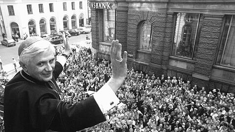 1977: Joseph Ratzinger, damals Erzbischof von München und Freising, später Papst Benedikt XVI., wird in München stürmisch von der Bevölkerung begrüßt. Kurz zuvor setzten ihm und auch seinem Vorgänger Julius Döpfner die 68er-Proteste zu.