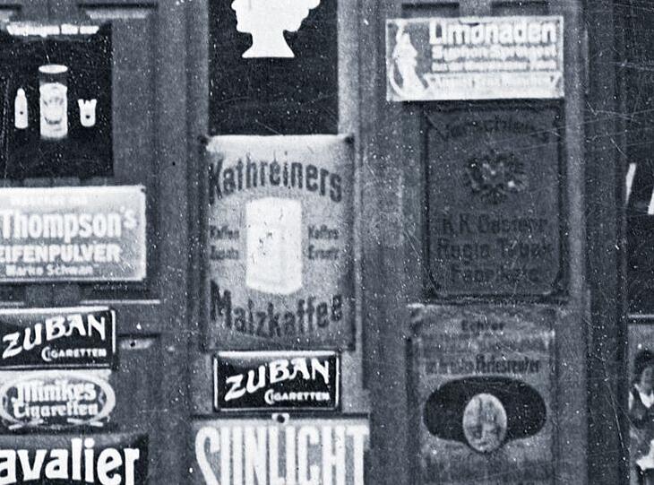 Kathreiners Malzkaffee: 1829 gründet der Münchner Franz Kathreiner, ehemaliger Königlich-Bayerischer Feldwebel, das Unternehmen und produziert zunächst Brennöl. Seine Nachfolger spezialisieren sich ab 1890 auf Malzkaffee. Geröstet wird am Ostbahnhof. 1997 meldet die Firma Konkurs an. Die Marke "Kathreiner Malzkaffee" existiert bis heute. Sie gehört dem Konzern Nestlé.