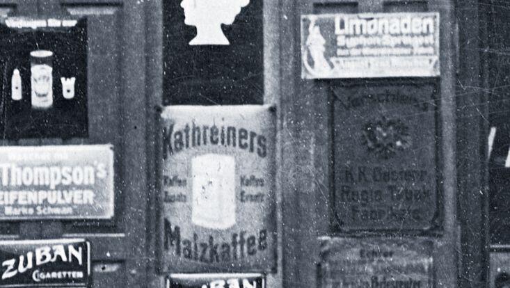 Kathreiners Malzkaffee: 1829 gründet der Münchner Franz Kathreiner, ehemaliger Königlich-Bayerischer Feldwebel, das Unternehmen und produziert zunächst Brennöl. Seine Nachfolger spezialisieren sich ab 1890 auf Malzkaffee. Geröstet wird am Ostbahnhof. 1997 meldet die Firma Konkurs an. Die Marke "Kathreiner Malzkaffee" existiert bis heute. Sie gehört dem Konzern Nestlé. Kathreiners Malzkaffee: 1829 gründet der Münchner Franz Kathreiner, ehemaliger Königlich-Bayerischer Feldwebel, das Unternehmen und produziert zunächst Brennöl. Seine Nachfolger spezialisieren sich ab 1890 auf Malzkaffee. Geröstet wird am Ostbahnhof. 1997 meldet die Firma Konkurs an. Die Marke "Kathreiner Malzkaffee" existiert bis heute. Sie gehört dem Konzern Nestlé.