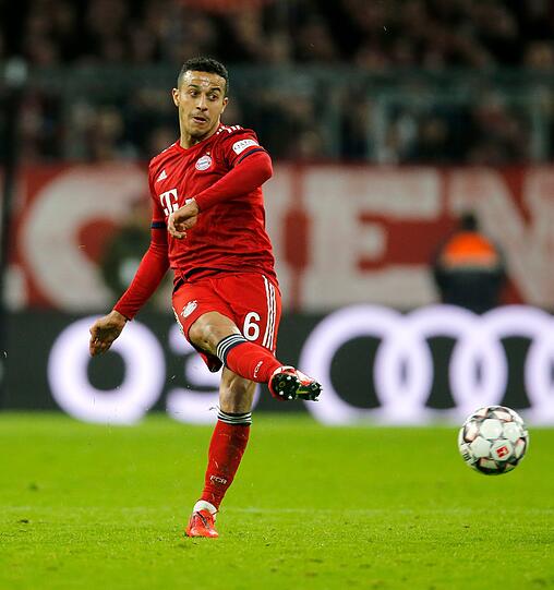 THIAGO, NOTE 2: Zunächst mit ziemlicher Streuung bei seinen Pässen und weiten Schlägen auf die Flügel. Ordnete das Spiel, Status: feines Füßchen. Sahne: Sein Pass auf James, der dann zum 3:0 traf. Ein Assistpunkt. Auch defensiv wichtig: Bereinigte die brenzlige Situation mit Wolfsburgs Gerhardt nach drei Minuten.