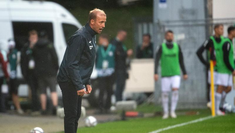 Hoffenheims Trainer Sebastian Hoeneß an der Seitenlinie.