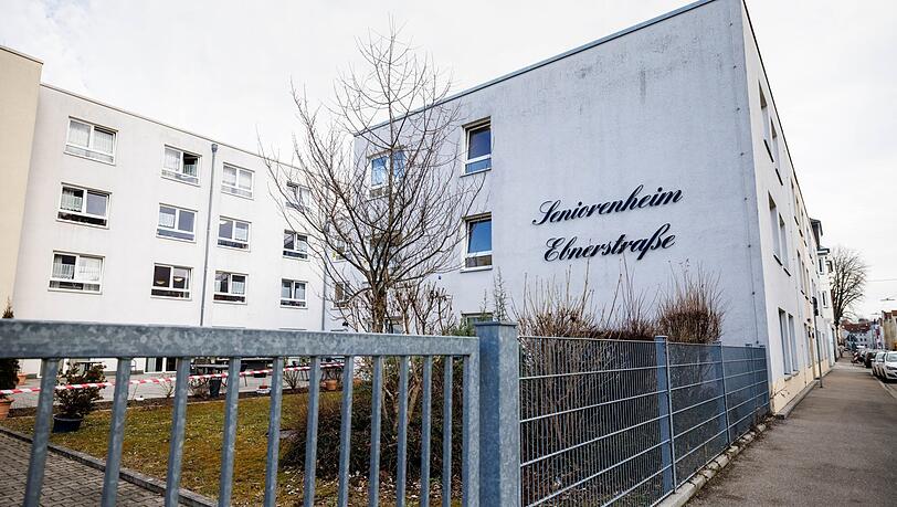 Der Schriftzug "Seniorenheim Ebnerstraße" ist an der Fassade des Pflegeheims in Augsburg zu sehen, das vergangene Woche geschlossen worden ist.