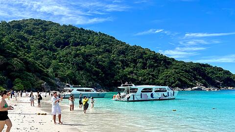 In der Trockenzeit tummeln sich jeden Tag Touristen an den schneeweißen Stränden der Similan Islands. (Archivbild)